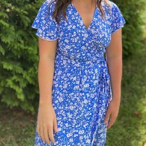 MIDI length blue dress with flowers, wrap, slight ruffle at bottom